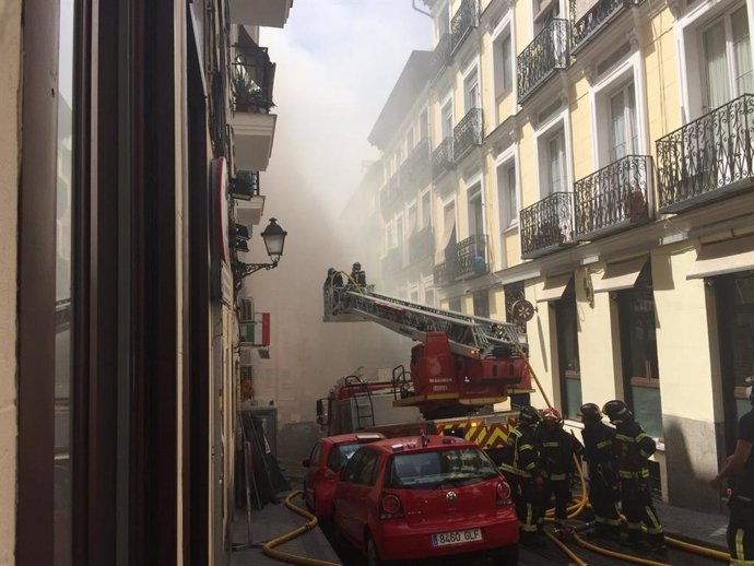 Arde la cubierta de un edificio en Lavapiés