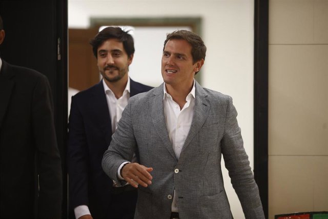 El diputado de Ciudadanos Toni Roldán (izquierda) y el presidente del partido, Albert Rivera (derecha), en los pasillos del Congreso