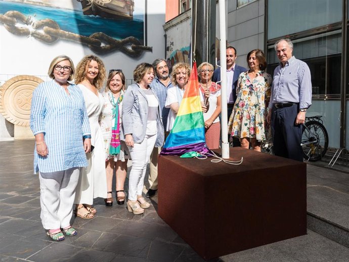 La vicepresidenta de Cantabria en funciones, Eva Díaz Tezanos, iza la bandera LGTBI en el Gobierno