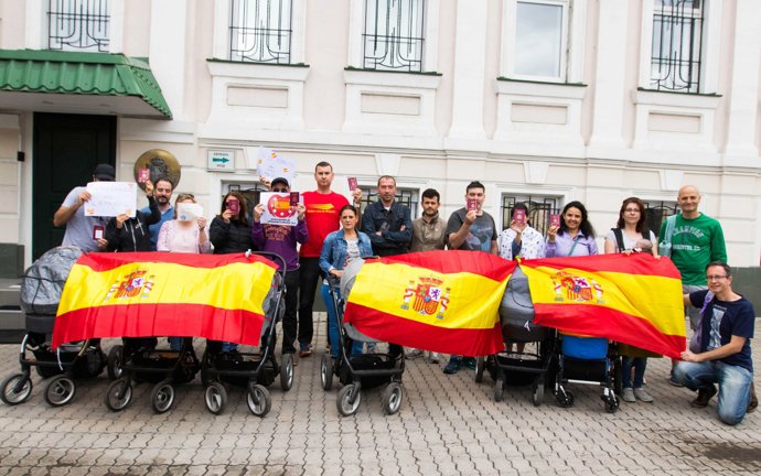 Concentración de familias españolas con bebés por gestación subrogada