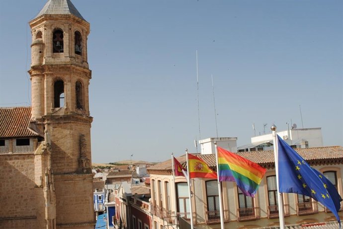 Bandera arcoíris en Valdepeñas