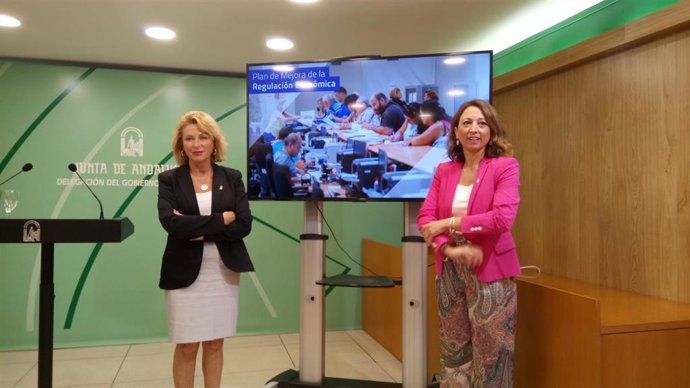 La delegada de Empleo, Formación, Trabajo Autónomo, y Economía, Conocimiento, Empresas y Universidad, Carmen Sánchez, y la delegada del Gobierno andaluz en Málaga, Patricia Navarro.