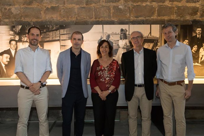 La consejera Ana Herrera junto a los comisiarios de la exposición 'Fototeca de Navarra. Imágenes para la historia' y responsables del Archivo Real y General de Navarra