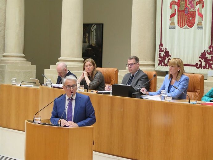 El portavoz del Grupo Parlamentario 'Popular', Jesús Ángel Garrido, con la composición de la mesa en la legislatura 2015-2019