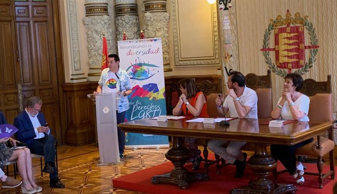 Lectura del manifiesto en el día del Orgullo en el Ayuntamiento de Valladolid