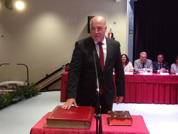 El reelegido presidente de la Diputación, Antonio Ruiz, promete su cargo sobre la Constitución