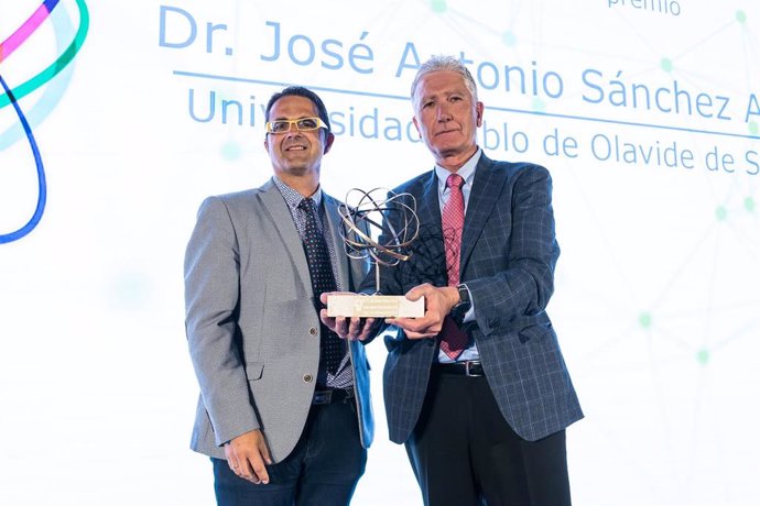 El profesor de la Universidad Pablo de Olavide, José Antonio Sánchez Alcázar, recibiendo el premio de la Fundación Merck.