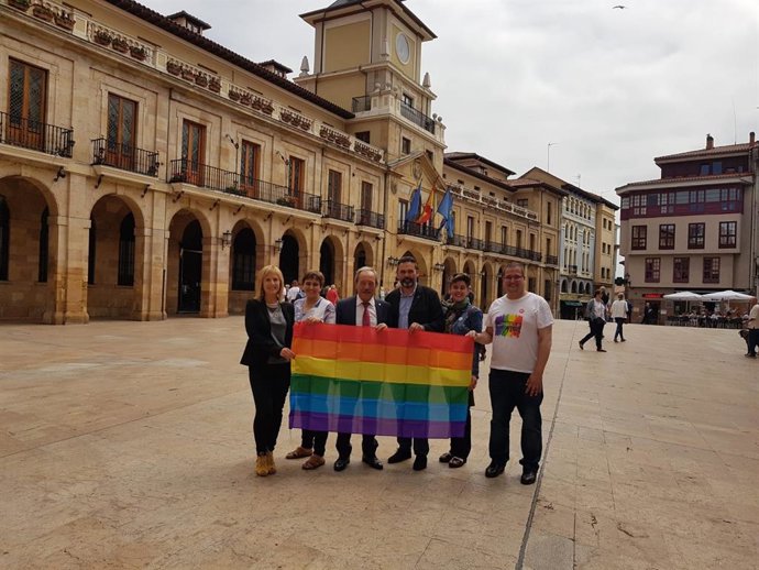 Concejales del PSOE, con la bandera arcoíris