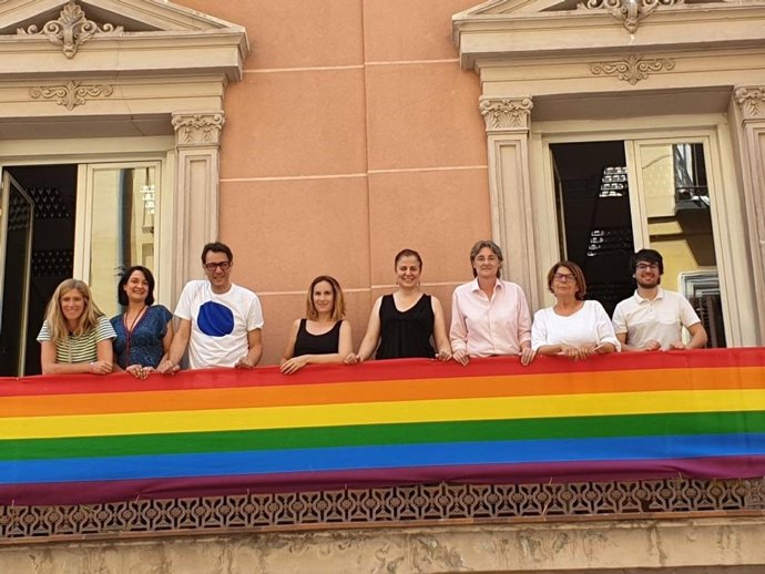 Más Madrid se asoman al balcón con la bandera LGTBI