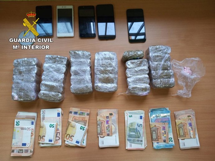 Droga, dinero y teléfonos intervenidos en un control de la Guardia Civil en Salamanca.