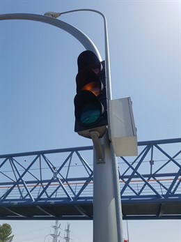 Semáfaro en ambar en la A-5