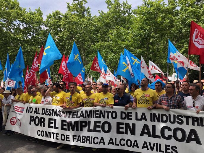 El comité de fábrica Alcoa de Avilés, manifestándose en la puerta del Ministerio de Industria.