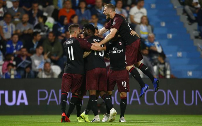 Los jugadores del AC Milan celebran un gol
