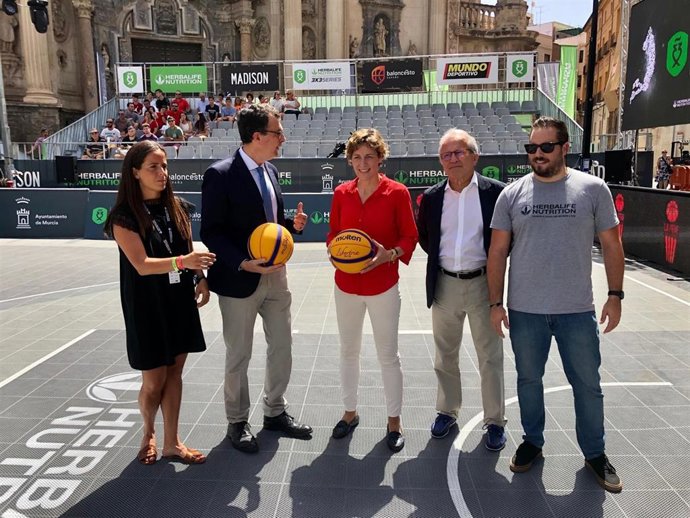 El alcalde de Murcia, José Ballesta, junto al concejal de Deportes y Salud, Felipe Coello, la directora de Madison Sport Marketing, Isabel Mateos, la directora de Competiciones de la Federación Española de Baloncesto, Elisa Aguilar, el responsable de Co