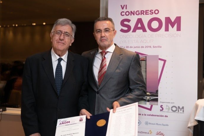La SAOM entrega su premio honorífico al doctor José Andrés Moreno.