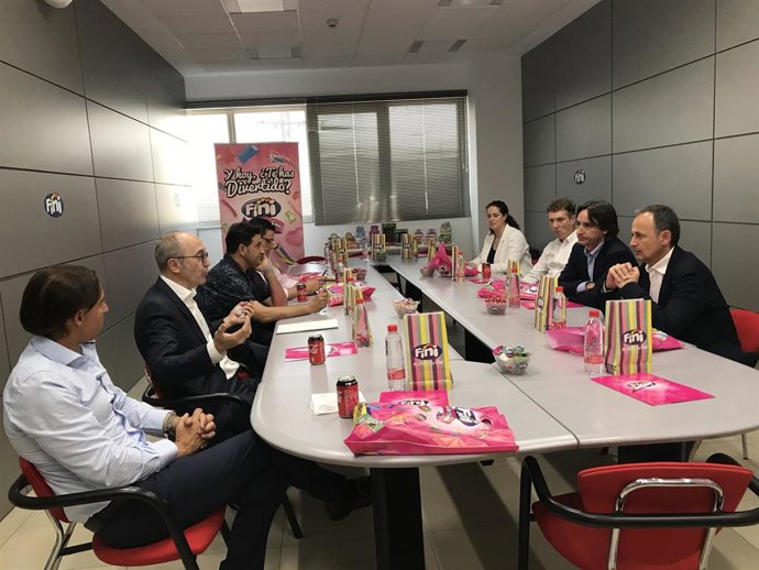Imagen de la visita del consejero de Empleo, Universidades, Empresa y Medio Ambiente en funciones, Javier Celdrán, a las instalaciones de la empresa Fini Golosinas.