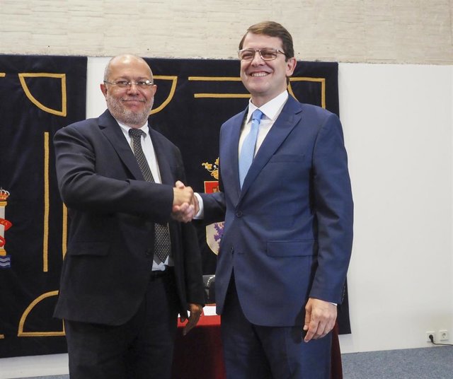 El candidato del PP a la Presidencia de Castilla y León, Alfonso Fernández Mañueco (d); y el candidato de Cs a la Junta, Francisco Igea (i) estrechan sus manos tras la firma del acuerdo de gobierno.