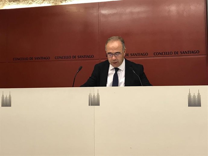 El alcalde de Santiago de Compostela, Xosé Sánchez Bugallo, ofrece una rueda de prensa en el Ayuntamiento compostelano