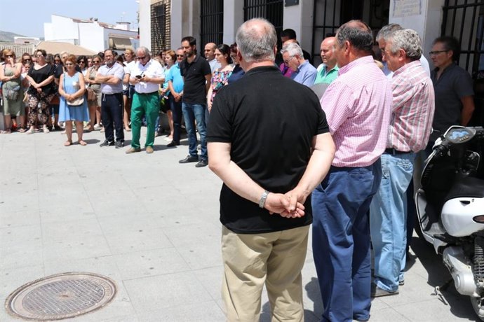 Un momento del minuto de silencio convocado por el Ayuntamiento de Castro ante el propio Consistorio