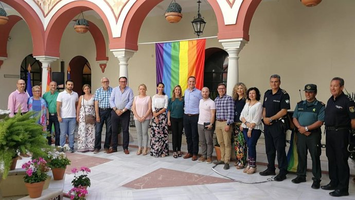 Ayuntamiento de Alcalá reitera su compromiso con personas Lgtbi y pide "su plena inclusión sin discriminación"