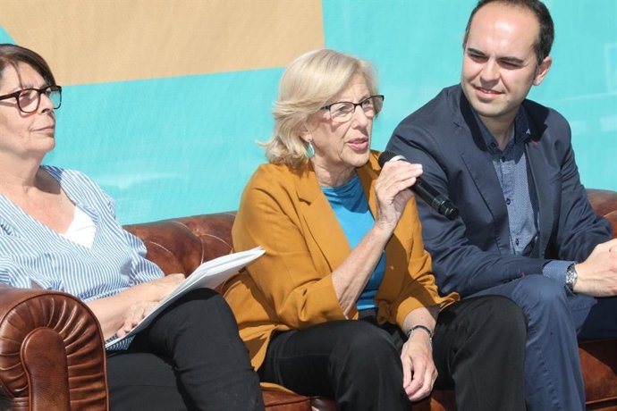 La alcaldesa de Madrid, Manuela Carmena, con los integrantes de la candidatura de Más Madrid al Ayuntamiento José Manuel Calvo e Inés Sabanés.