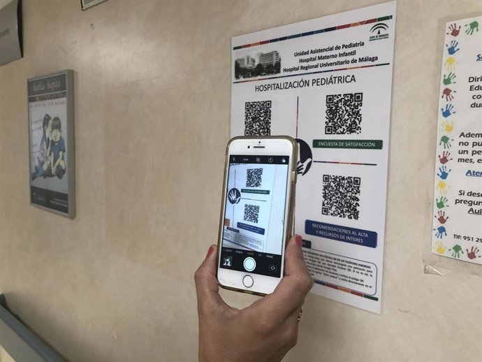 Carteles con código QR en pediatría del Materno de Málaga