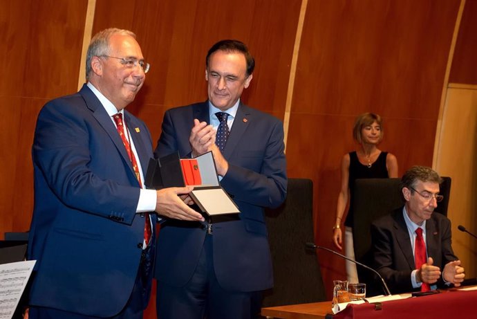 Roberto Fernández recibe la Medalla de Oro de Crue