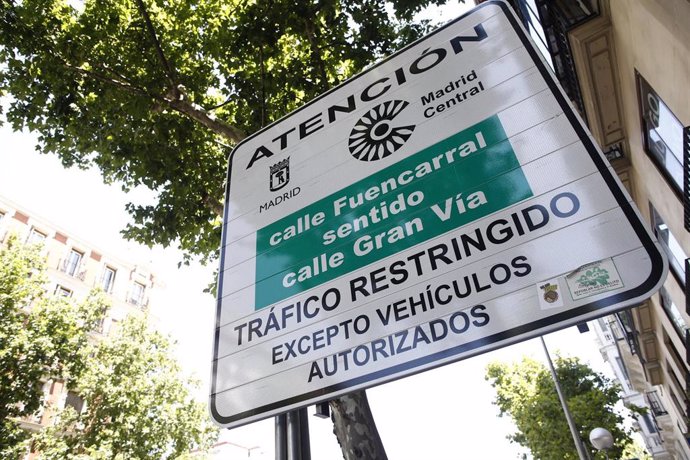 Una señal indicando la entrada a la zona de Madrid Central, en la que se indica que el tráfico es restringido excepto para vehículos autorizados.