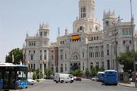 Almeida y Villacís niegan que bandera de España en Cibeles sea concesión a Vox y que la LGTBI haya sido relegada
