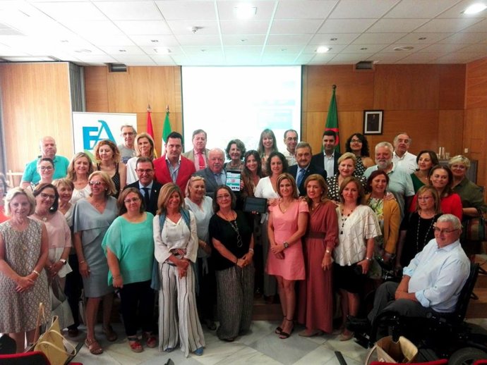 Jesús Aguirr y Ana Mata (centro) en la presentación de la plataforma web y App de 'Familias'