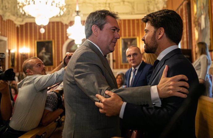 El alcalde de Sevilla, Juan Espadas, saluda al portavoz del PP, Beltrán Pérez, durante un pleno anterior