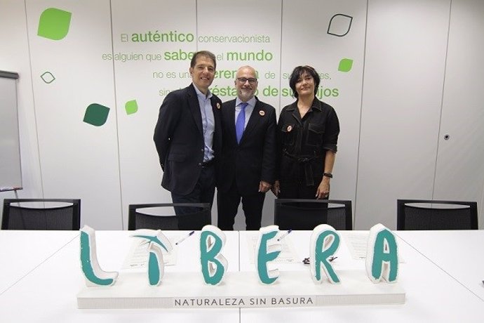 El consejero delegado de Ecoembes, Óscar Martín; el vocal secertario de la Fundación Reina Sofía, José Luis Nogueira, y la directora ejecutiva de SEO/BirdLife, Asunción Ruiz.