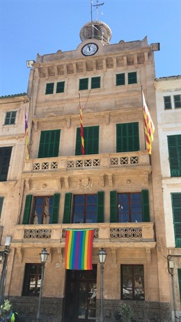Vox critica que es cuelge la bandera Lgtbi a Llucmajor perqu suposa donar suport als lobbies que fan caixa alant-se com els únics representants dels homosexuals.