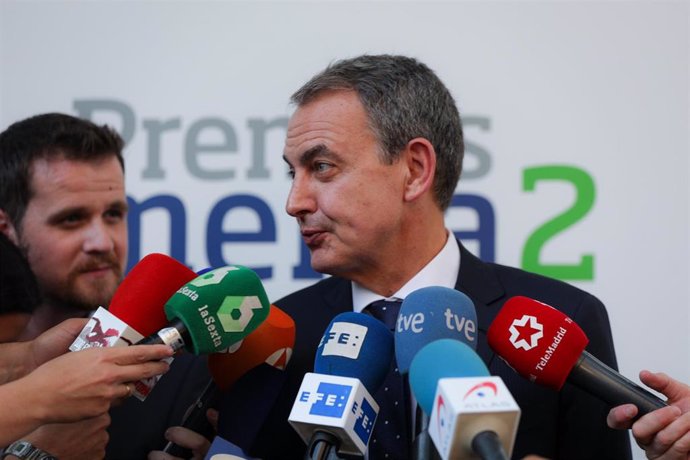 El ex presidente del Gobierno José Luis Rodríguez Zapatero atiende a los medios durante la segunda edición de los Premios Merca2 a la excelencia económica, social y empresarial.