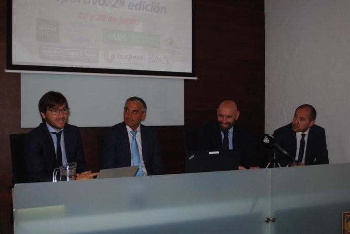 Víctor Antequera (segundo por la izquierda) delegado del Real Betis Balompié en los cursos de verano de la UPO en Carmona