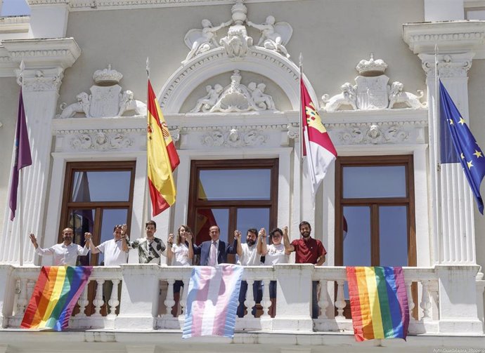 La bandera arcoíris ondea en el Ayuntamiento de Guadalajara