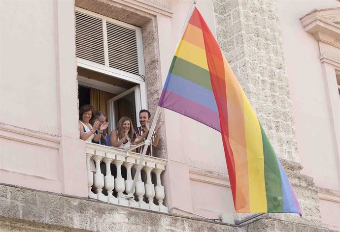 Izado de la bandera arcoíris en la Diputación de Cádiz