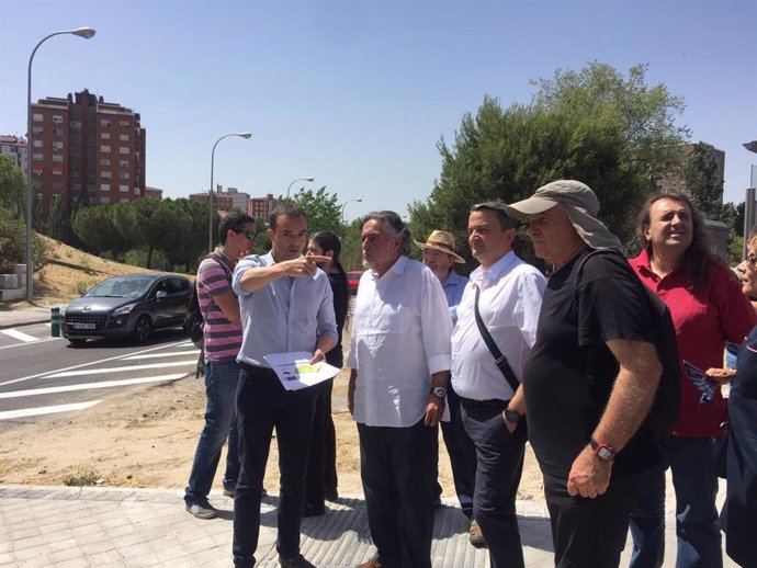 El portavoz del PSOE en el Ayuntamiento de Madrid, Pepu Hernández, visita el barrio de Campamento tras el apagado de los semáforos de la A-5.