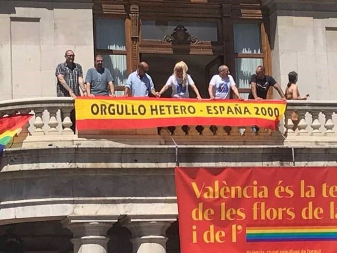 Miembros de España 2000 cuelgan una pancarta de 'Orgullo Hetero' del balcón del Ayuntamiento de Valncia
