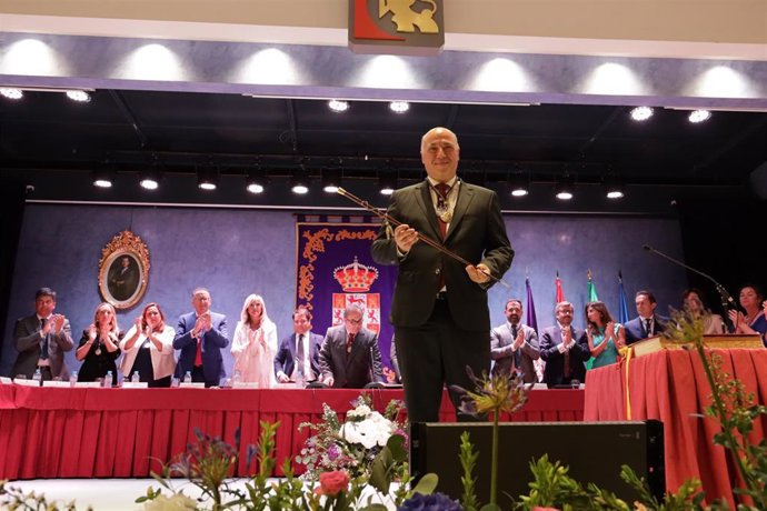 Antonio Ruiz, con el bastón de mando, proclamado presidente de la Diputación de Córdoba