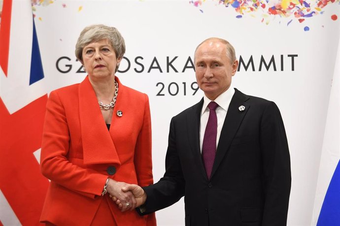 Theresa May y Vladimir Putin estrechan manos en la cumbre de Osaka