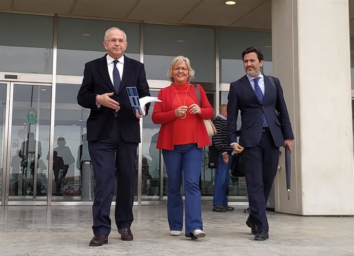 La edil del PP Teresa Porras y su abogado a la salida del juzgado