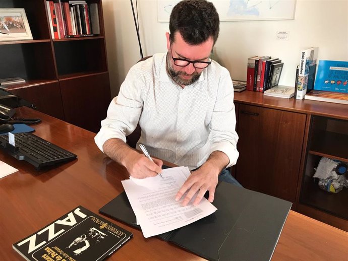 El regidor de Cultura y Bienestar Social, Antoni Noguera, firma la convocatoria y bases del concurso para la dirección general de Artes Visuales