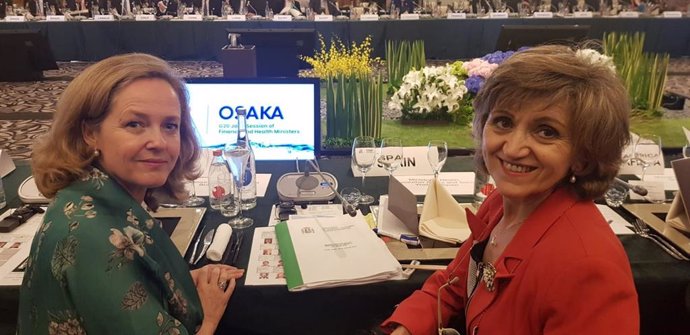De izq a der: la ministra de Economía y Empresa, Nadia Calviño; y la ministra de Sanidad, María Luisa Carcedo, en la reunión de Economía y Salud en el marco de la cumbre del G20, que se está celebrando en Osaka (Japón)