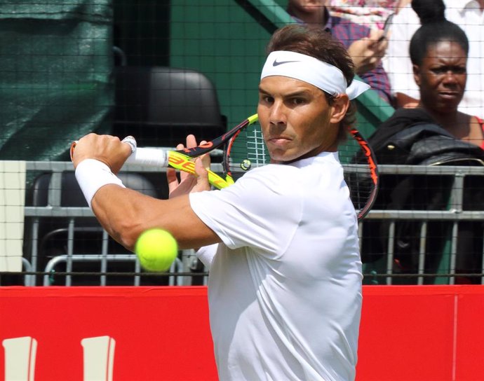 26 June 2019, England, London: Spanish tennis player Rafael Nadal returns to Croatian Marin Cilic during their singles tennis match at the Aspall Tennis Classic - an annual Pre Wimbledon grass court Exhibition event - at the Hurlingham Club. Photo: Keit