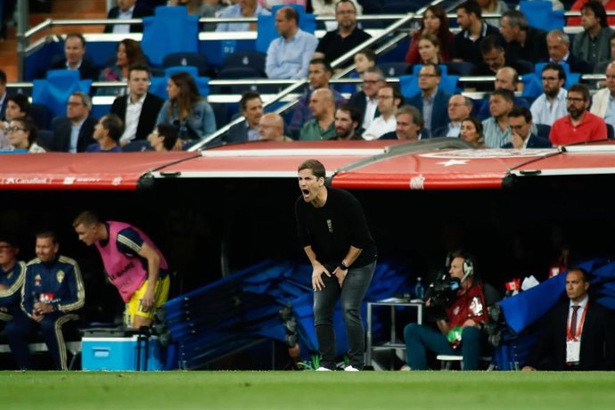 Robert Moreno da órdenes durante el España-Suecia de clasificación para la Euro 2020