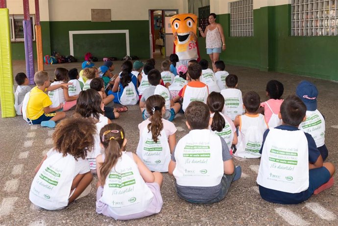 Niños participando en un taller sobre prevención del cáncer y protección del medio ambiente en Baleares de la AECC