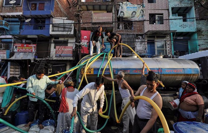 Distribución de agua de emergencia en Nueva Delhi