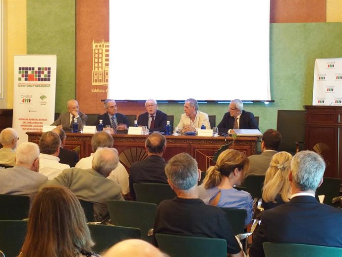 'Jornada Sobre El Estado Del Urbanismo En Andalucía. Análisis Y Nuevos Enfoques' De Civisur