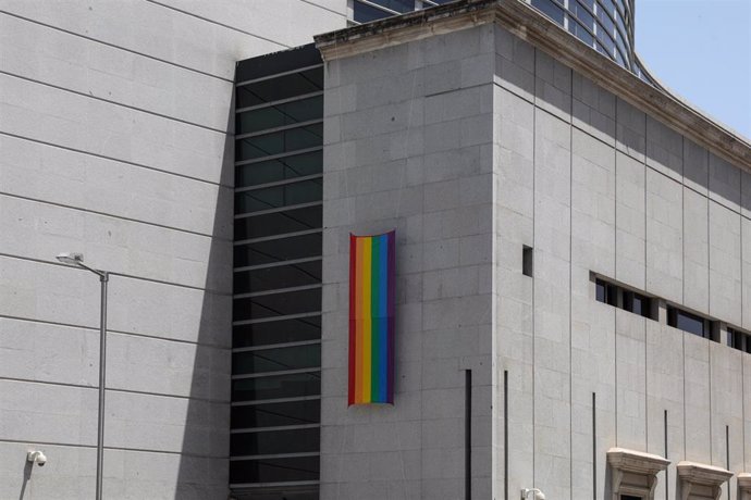 El Congreso de los Diputados coloca la bandera LGTBI en el acceso de la esquina de la Carrera de San Jerónimo con la calle Cedaceros durante las fiestas del Orgullo Gay 2019.